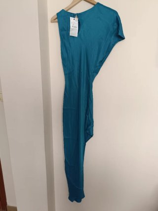 Vestido midi Zara satinado asimétrico