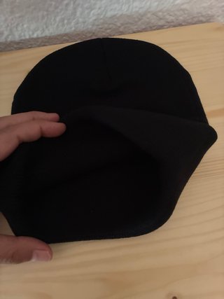 Gorro negro con bordado
