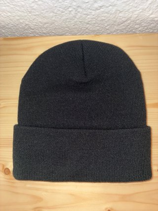 Gorro negro con bordado