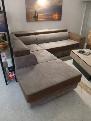 Divano con penisola grigio e marrone