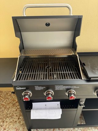 Barbacoa de gas negra usada solo dos veces.