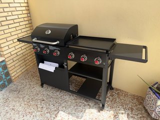 Barbacoa de gas negra usada solo dos veces.