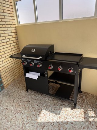 Barbacoa de gas negra usada solo dos veces.