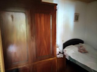 Mueble castaño y cama. Mesita regalo