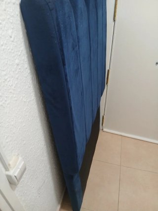 Cabezal de cama azul de terciopelo