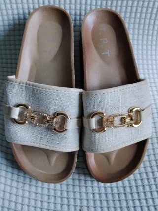 Sandalias T.P.T Beige y Doradas