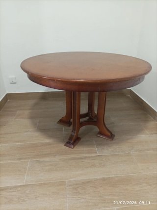 Mesa redonda de madera