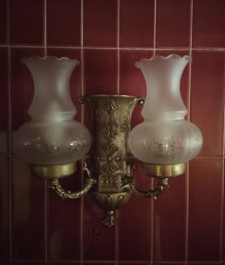 Apliques de pared dorados con tulipas