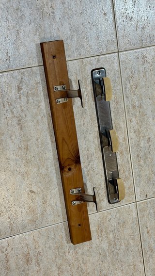 2 Colgadores de ropa