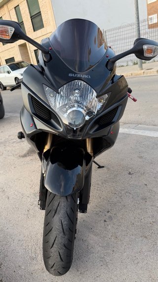 Suzuki GSX-R 600 K7 Negra y Roja