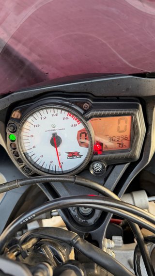 Suzuki GSX-R 600 K7 Negra y Roja