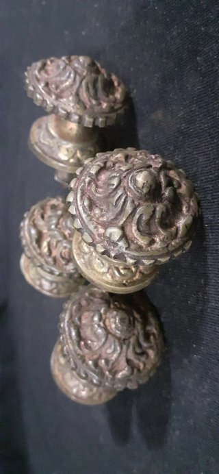 4 Pomos de bronce macizo. Tiradores antiguos.