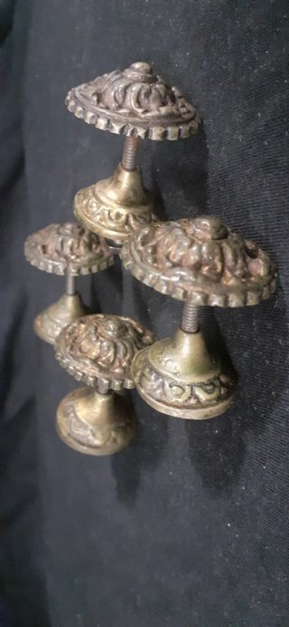 4 Pomos de bronce macizo. Tiradores antiguos.