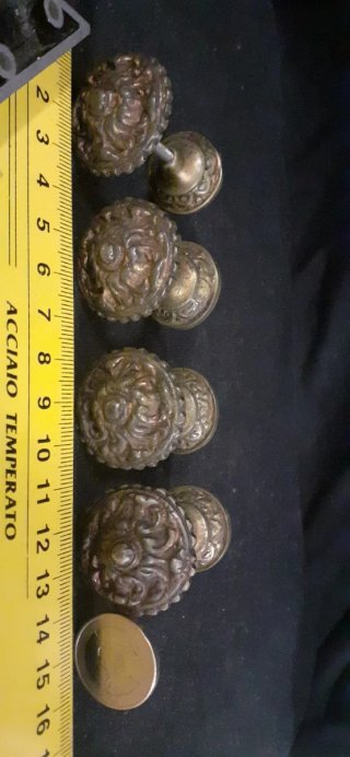 4 Pomos de bronce macizo. Tiradores antiguos.