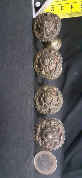 4 Pomos de bronce macizo. Tiradores antiguos.