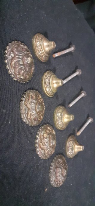 4 Pomos de bronce macizo. Tiradores antiguos.