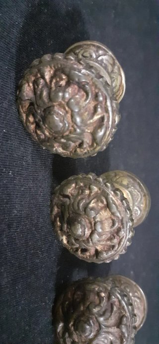 4 Pomos de bronce macizo. Tiradores antiguos.