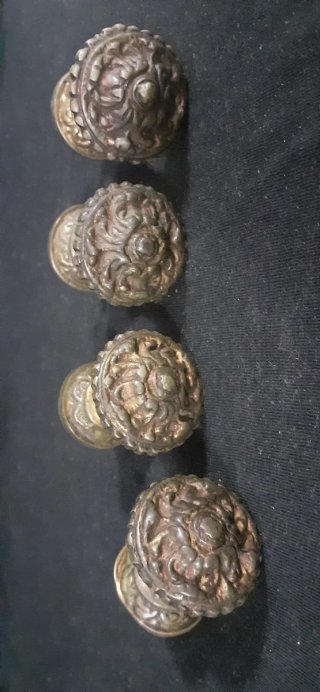 4 Pomos de bronce macizo. Tiradores antiguos.