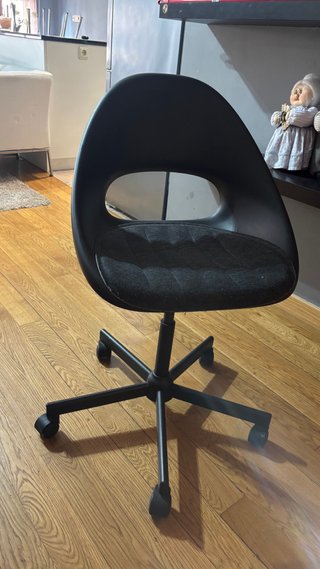 Silla de oficina negra con ruedas