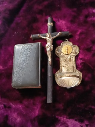 Antiguos Cruz, Pileta y Misal Religiosos