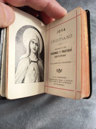 Antichi oggetti religiosi: Croce, Pila e Messale