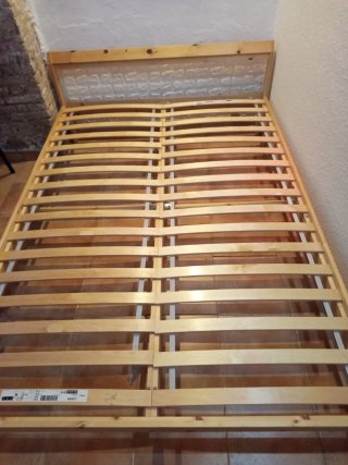 Cama de madera robusta funcional Ikea