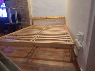 Cama de madera robusta funcional Ikea
