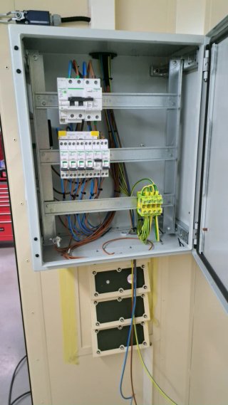 Panel Eléctrico y Aire Acondicionado