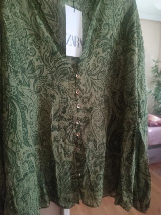 Blusa Zara verde estampada