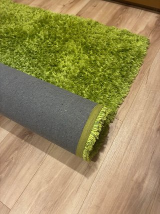 Alfombra verde pelo largo