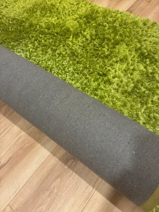 Alfombra verde pelo largo