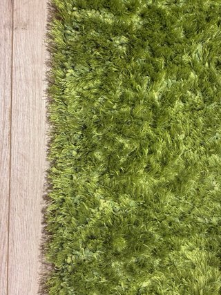 Alfombra verde pelo largo