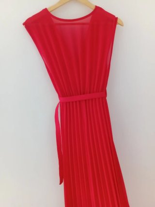 Vestido largo plisado rojo con cinturón