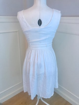 Vestido blanco de lino estilo retro