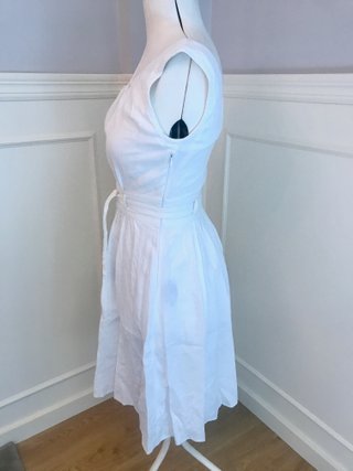 Vestido blanco de lino estilo retro
