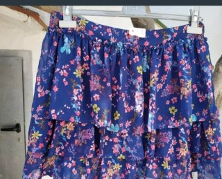 Falda corta volantes floral