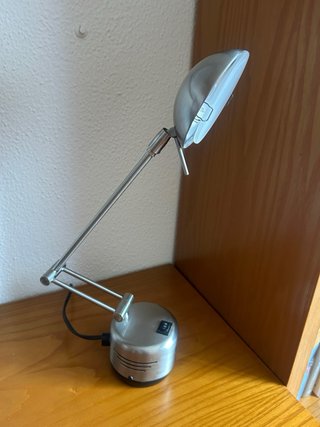 Flexo de mesa plateado y blanco