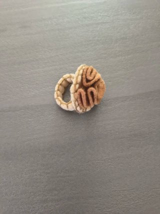 Anello fatto a mano in feltro