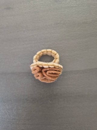 Anello fatto a mano in feltro