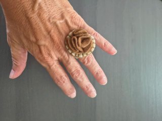 Anello fatto a mano in feltro