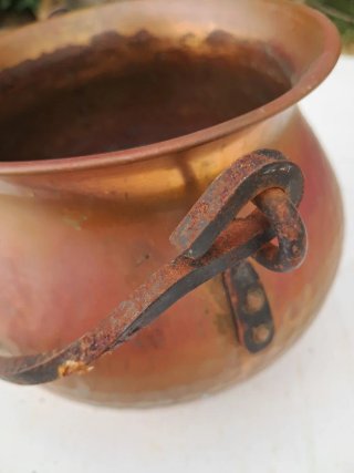 Antiguo pote de cobre