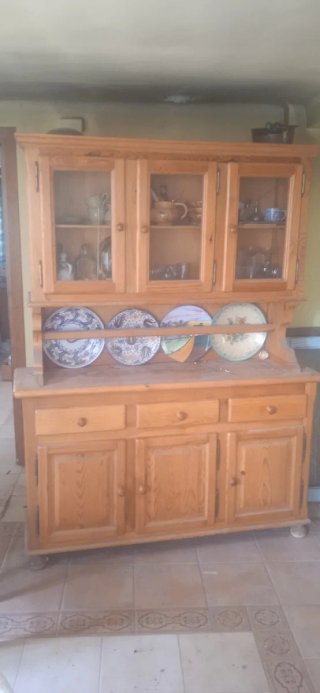 Alacena de madera con puertas de cristal