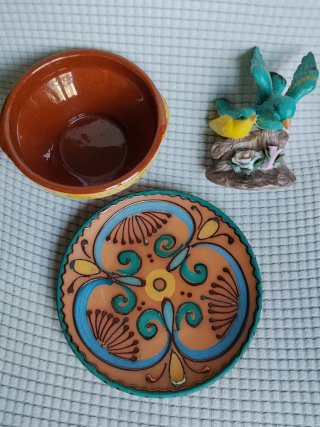 Plato decorativo y figura de pájaros