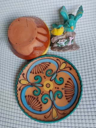 Plato decorativo y figura de pájaros