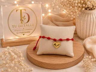 Pulsera roja con corazón grabado