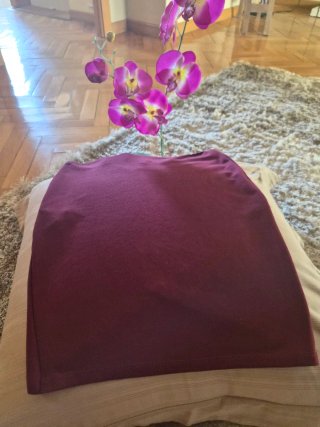 Falda cruzada burdeos + pulsera dorada