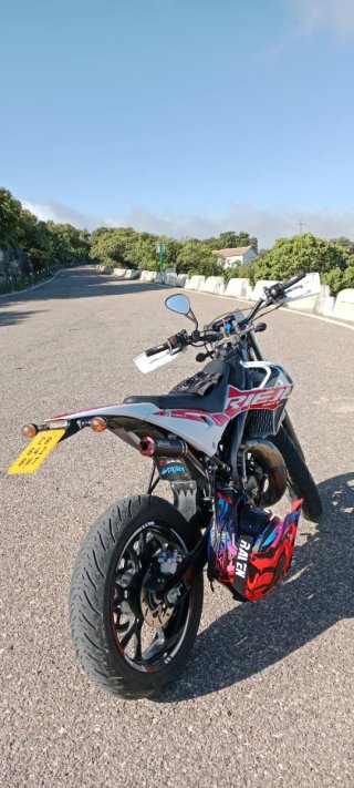 Moto Enduro/Supermotard Roja y Blanca