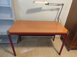 ESCRITORIO DE MADERA CON LÁMPARA