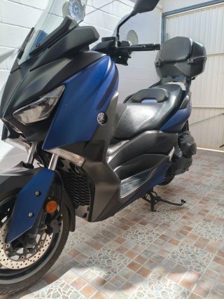 Yamaha Maxi Scooter Azul y Negro