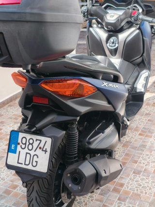 Yamaha Maxi Scooter Azul y Negro